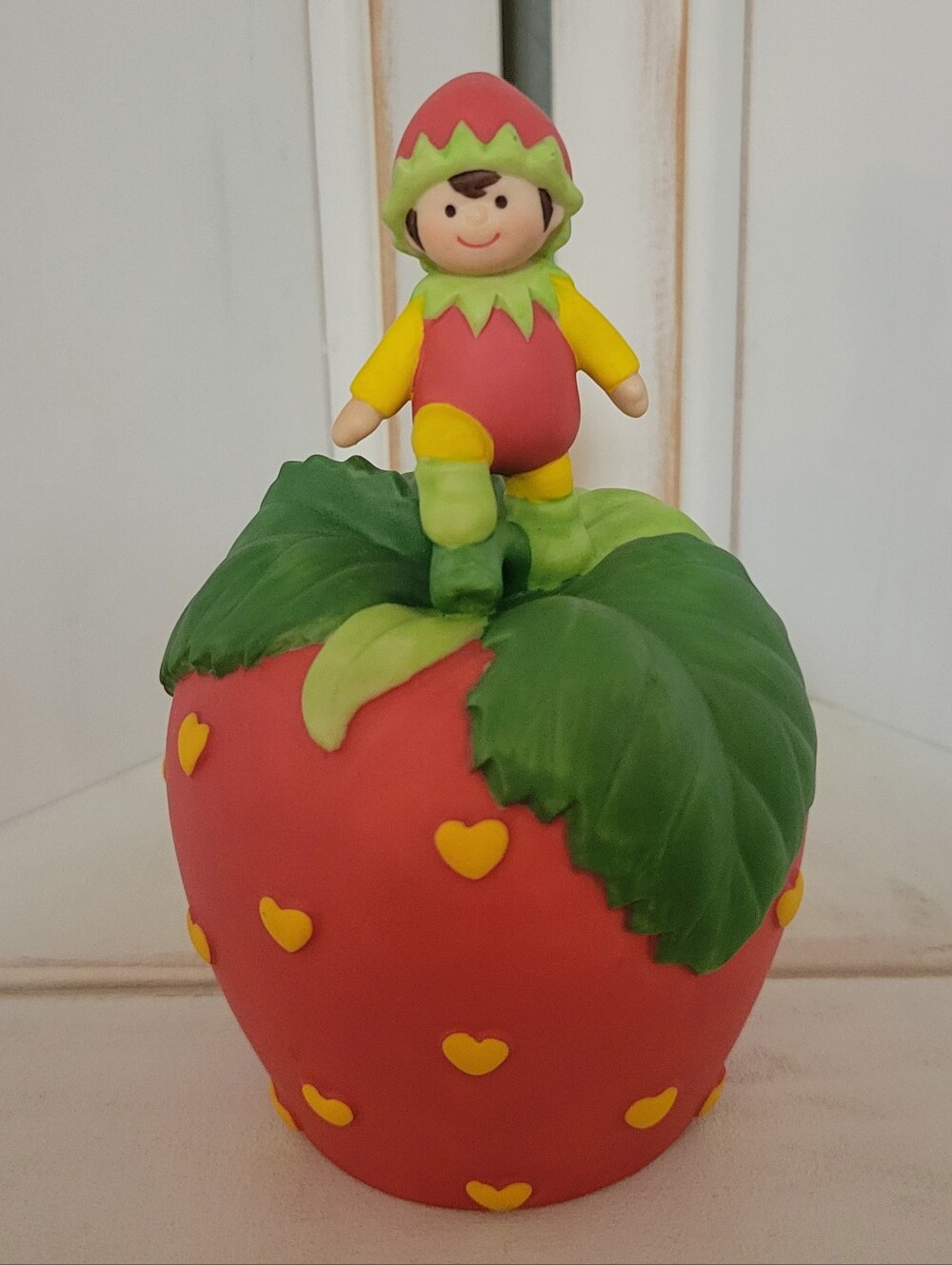 Vintage 1993 Avon "Hearts Delight" porcelain strawberry bell